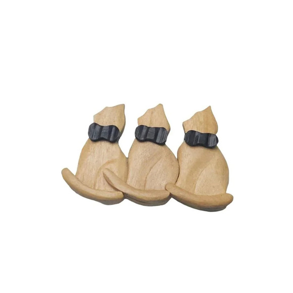Hand Carved Wood Three Bowed Cats Sitting Brooch Pin Tan Vintage - Picture 1 of 4